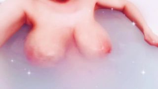 Hitomi official Hitomiofficial - video last night bath time 12-05-2018-4