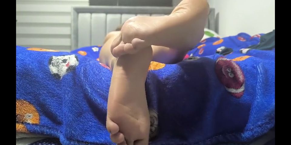 Exclusive Long toes and bare feet big ass - foot worship, foot teasing, barefoot, soles, toes close up