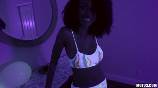 Video Ariana Aimes : Busty Black Light Babe 1080p FullHD-1