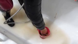 My Dirty Hobby - Shinylady2015 - Duschen in wetlook Leggins Daunenjacke und Gummistiefel & Schoko S... - Mdh-7