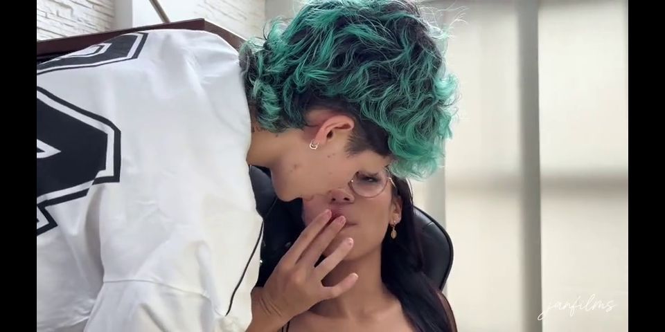 Pussy Fingering TIENES EL TOTO GORDO Dandole con el Domi hasta que saque un delicioso Squirt