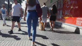 Shocking cameltoe of teen girl in jeans-4