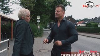 Blonde Milf wird auf der Strae angequatscht und zum Ficken berredet-0