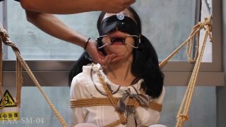fan xiao xiao BDSMFXX-SM-04 双马尾小萝莉 白丝 单腿吊缚 滴蜡 淋上充满爱意的液体 行李箱打包 谁来带走？-3