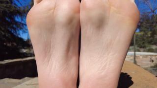 Footfetish 19yo Olivia Interviewed At The Park - Foot Fetish-4