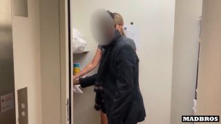 Onlyfans - Une Femme De Menage Surprise Entrain De Voler Et Pilonnee A Fond Dans Les Toilettes Madbrosx - Hardcore-2