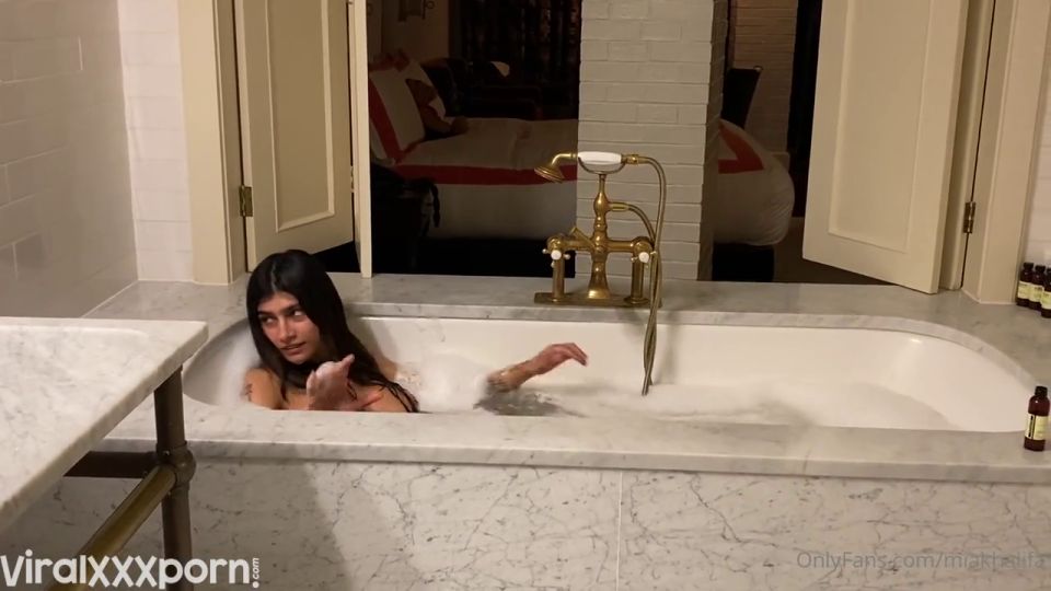 Anal porn Mia Khalifa Mia Khalifa  Video Teasing Topless in the Bath