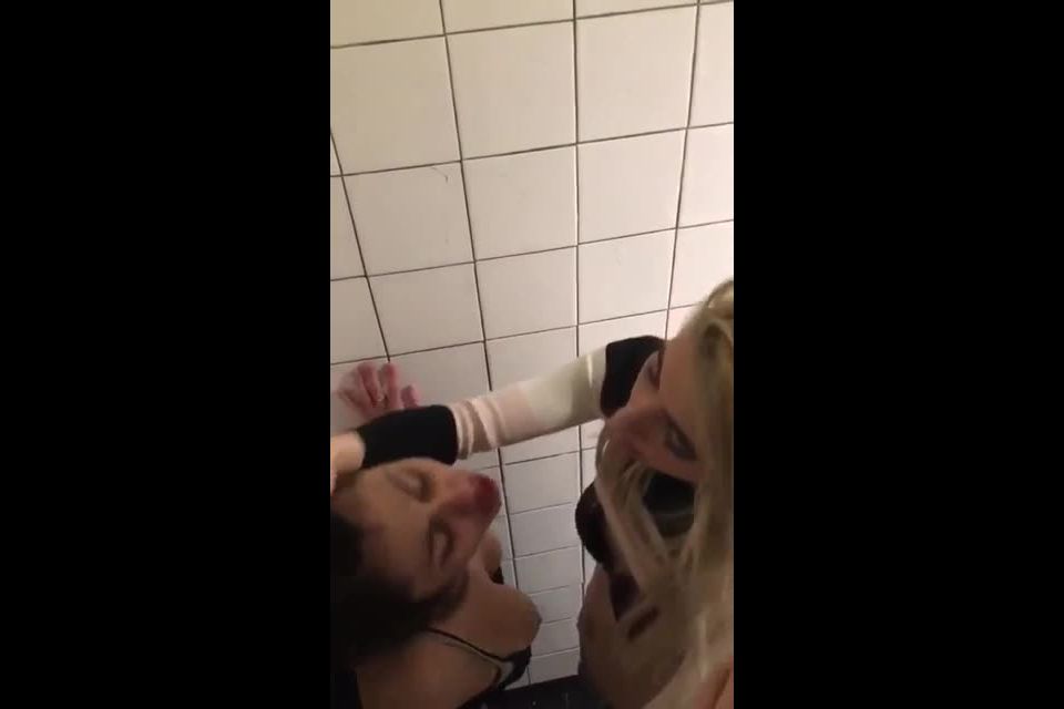 Rough_lesbians_in_the_club_toilet