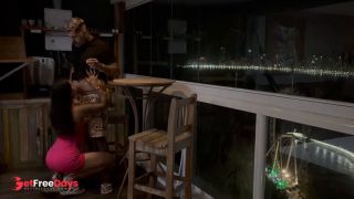 Uma taa de bebida acabou em muito sexo gostoso na sacada -3