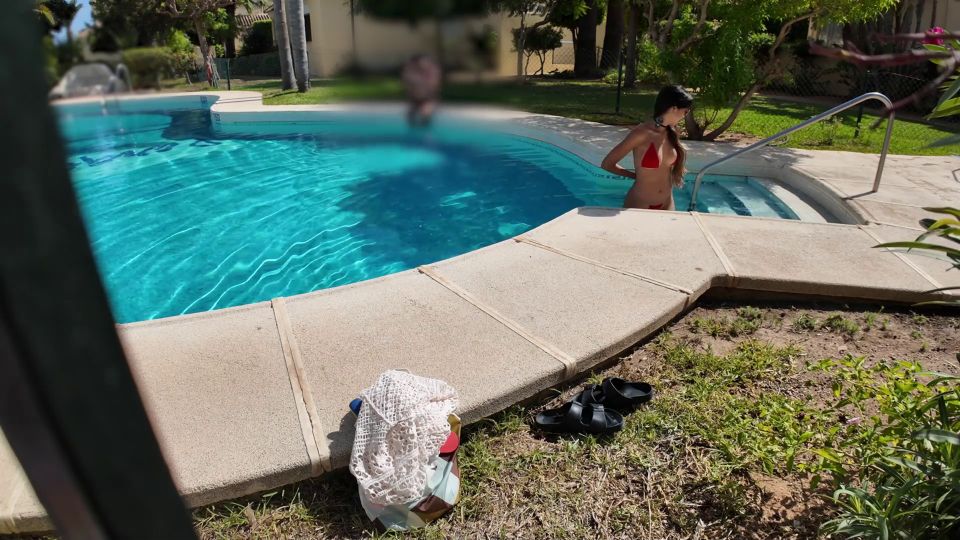 Daring Kiara – Voyeur Watching Me Masturbating at Public Hotel Pool