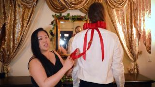 Exclusive Dominatrix Mara Unboxes BDSM Collar Accessories from UPKO-7