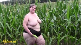 Masturbation Hairy Mature BBW Tina Plays With Her Huge Ass and Fat Pussy In A Corn Field-2