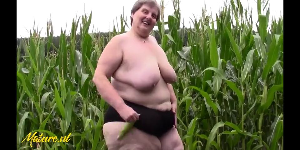 Masturbation Hairy Mature BBW Tina Plays With Her Huge Ass and Fat Pussy In A Corn Field