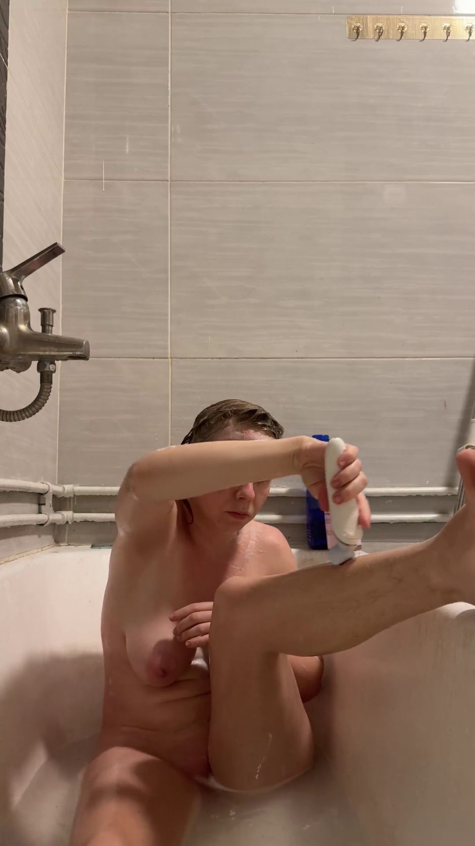 [K2S.CLUB] SweetLucy96 - Blonde MILF in Der Wanne Verwöhnt - FullHD 1080P