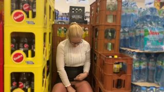 devil-sophie - Extrem dreist Public in die Chips Dose im Supermarkt gepisst - Schnell zurueck damit ins Regal  on amateur porn hairy amateur sex-7