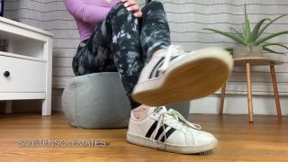 Sizetensolemates () - taking off my sparkly adidas ankle socks 27-01-2021-1