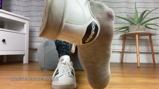 Sizetensolemates () - taking off my sparkly adidas ankle socks 27-01-2021-2