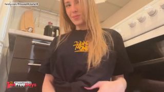 BIG ASS BITCH TOUCHES COCK WITH HER BUNS-2