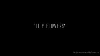 Lily Flowers - xlilyflowersx () Xlilyflowersx - throwback to being artsy and weird this gives me tim burton noir vibes 20-05-2021-9