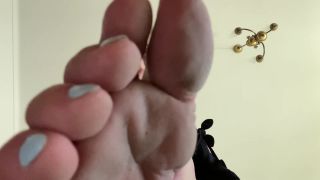 Feetwonders – Giantess makes the tiny clean her feet Foot!-2