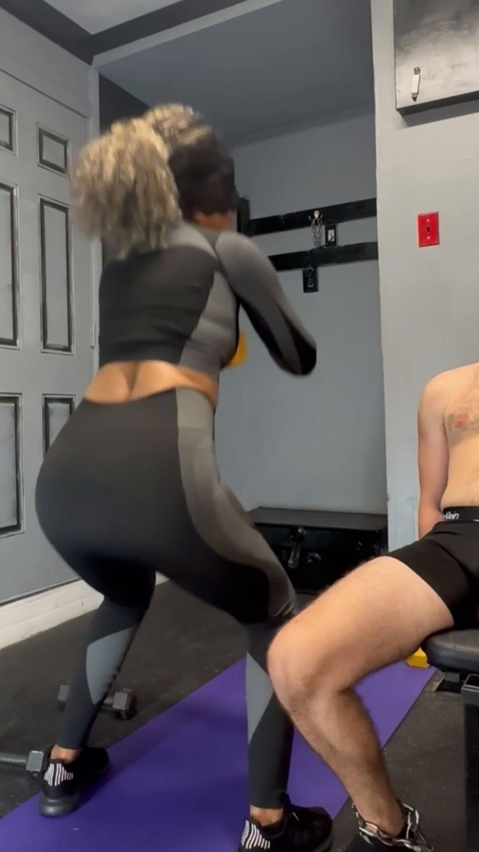 [K2S.CLUB] Ballbusting Bianca - Dominabianca - Ballbubsting Workout Betas Nuts Take A Beating Stomping Kicks Slaps Punches And Even A Dumbbell - FullHD 1080P