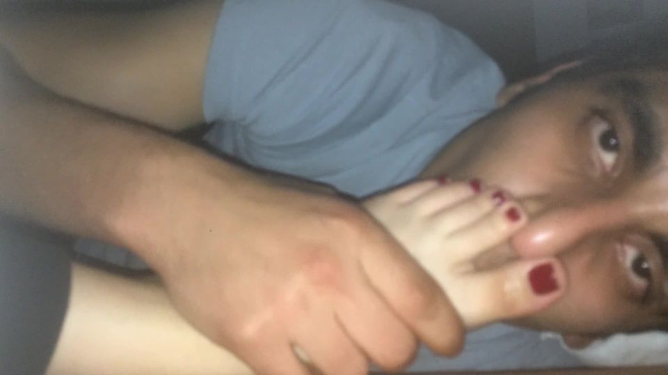 Worships her feet while xxx