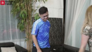 Lindsay Lee - Fitness Coach Sell Gym Membership by Flexing Her Body? - Big Tits-1