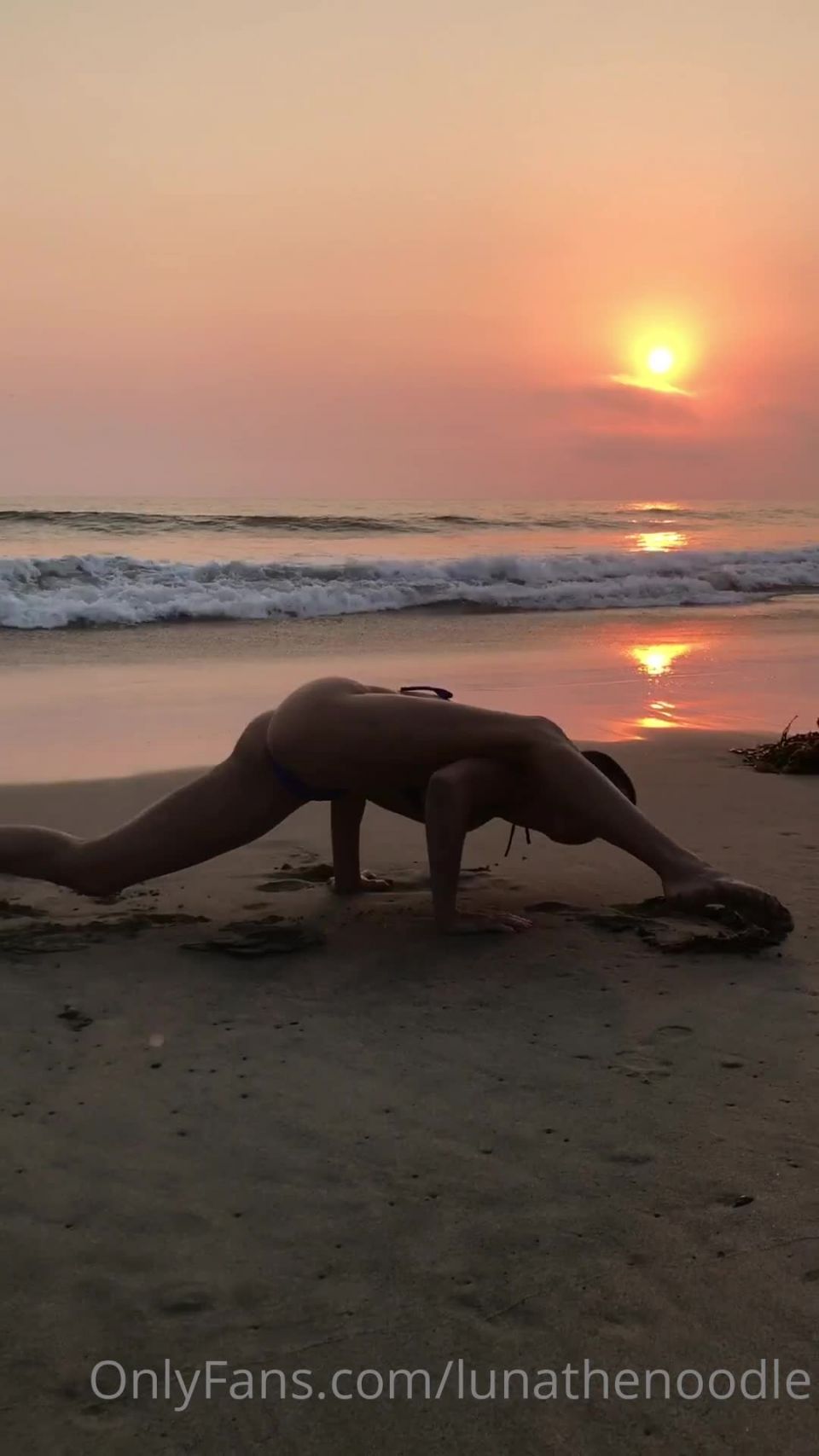Luna the Noodle () Lunathenoodle - bending at sunset i get so happy when the sky looks like this 27-08-2020