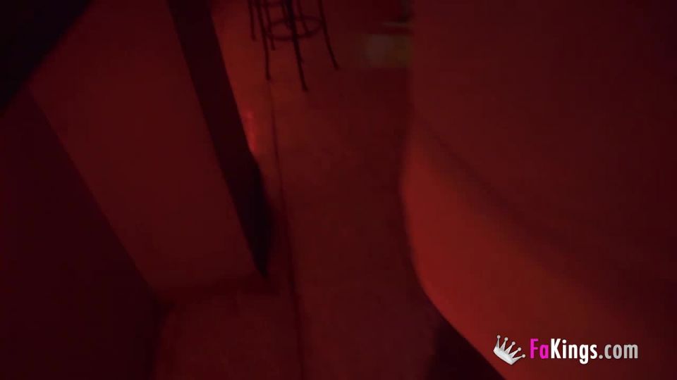 Lana Bunny El lavabo del pub, ojos vendados y una teen esperando rabos. Lana, la vecinita zorrita y su adiccion al sexo - 2019-11-04