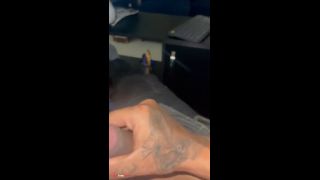 Me masturbo a su lado en la oficina con la novia de mi mejor amigo-2