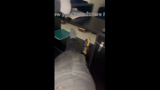 Me masturbo a su lado en la oficina con la novia de mi mejor amigo-8
