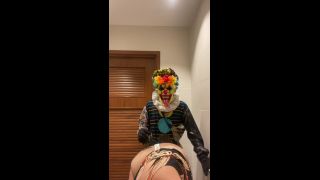 GIbbyTheClown - Bathroom break W/ Lila Lovely - MILF-4