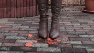 Leather Girl Jana crushes tomatoes - complete - DOMINANT THIGHBOOTS GIRLS.-7