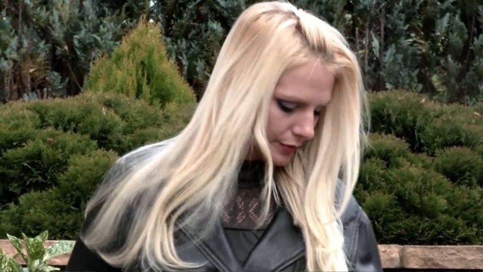 Leather Girl Jana crushes tomatoes - complete - DOMINANT THIGHBOOTS GIRLS.