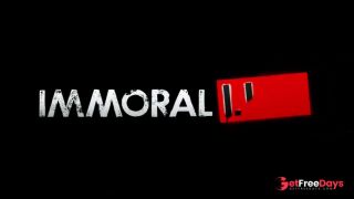 Siri Dahls 40-hh Tits Bounce as Porno Dan Makes Her Squirt-9