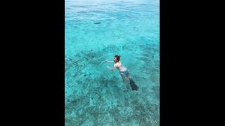 Anri Okita - anriokita real () Anriokitareal - video i able to float in beautiful amazing ocean with two balloons lol 09-10-2019-6