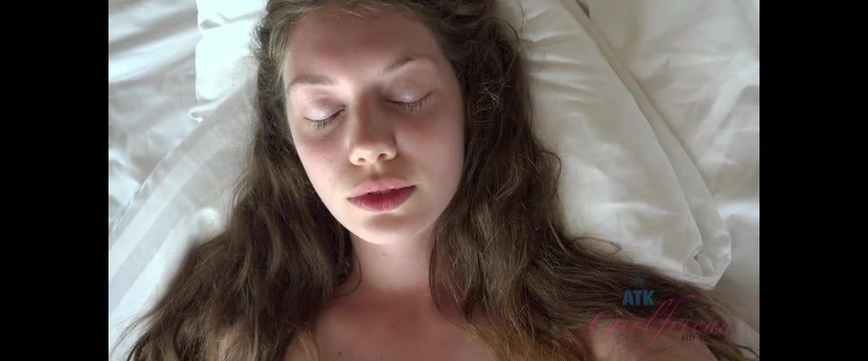 Elena is having the best time in Malaysia! - [Hardcore porn]