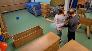 [K2S.CLUB] FinaFoxy - Versteckte Kamera - Perverser Trainer fickt im Geräteraum - FullHD 1080P-2