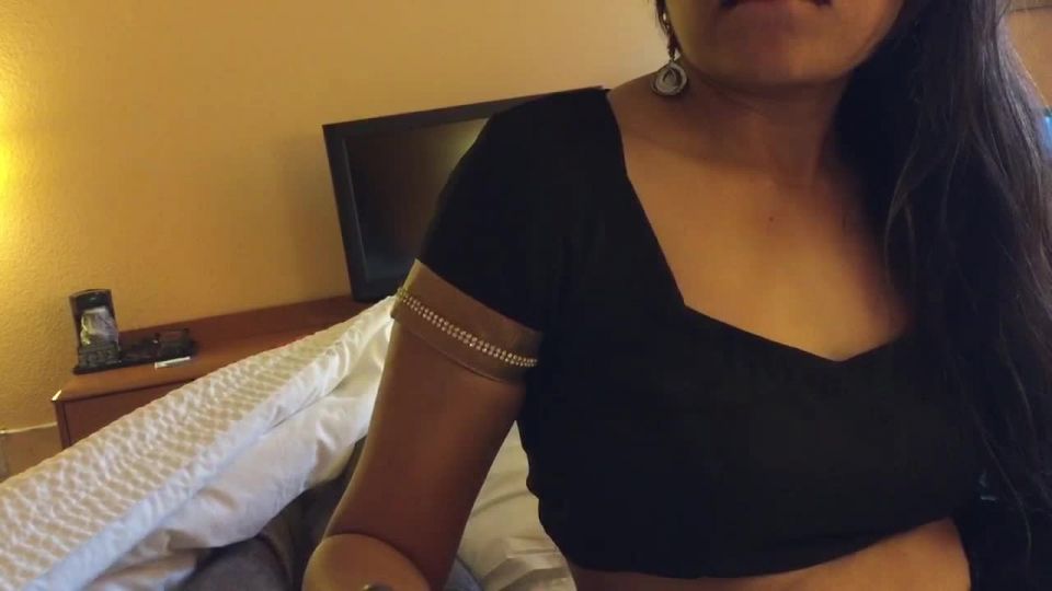 Indian saree wali bhabhi sucking her devar dick at hotel room