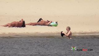 Debut juillet sur une beach de nudiste en  espagne.-2