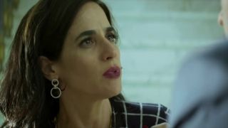 Adriana Esteves, Mariana Lima - Assedio s01e03 (2018) HD 720p!!!-6