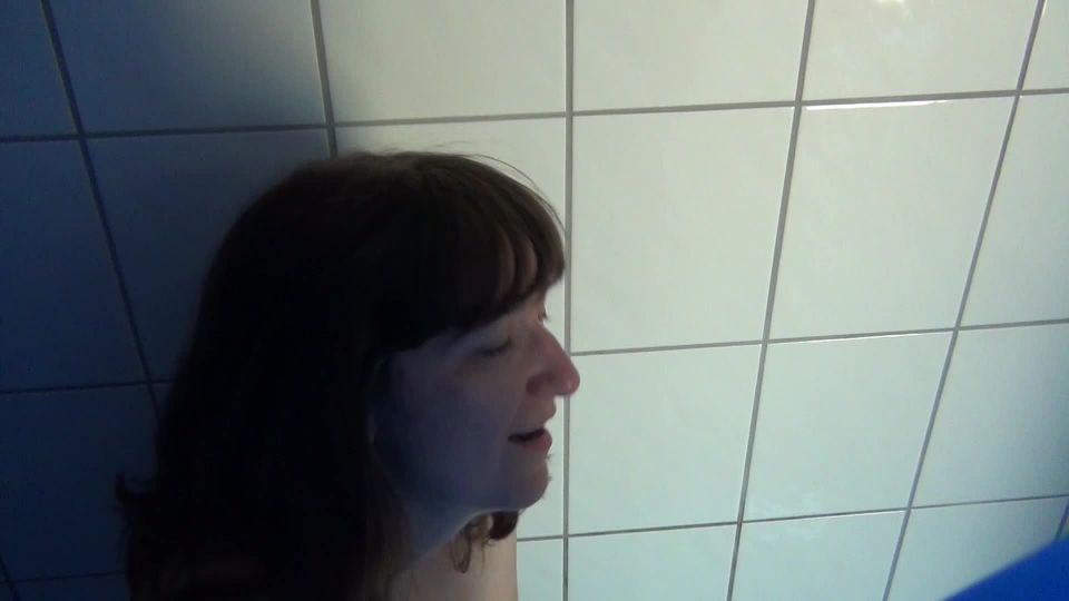 Voyeur in the shower Voyeur!