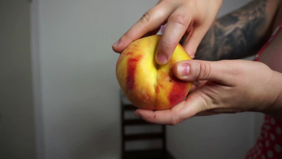 EAT THAT PEACH BBW!