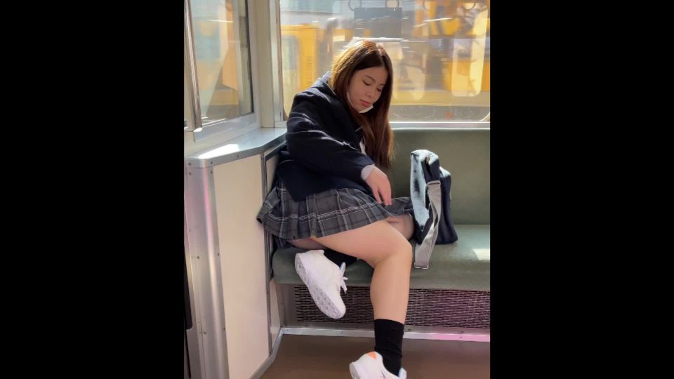 FC2PPV 2632543 電車で対面した制服女子がスカートヒラヒラさせパンティ見せ付けてくる pa0019 - FC2PPV
