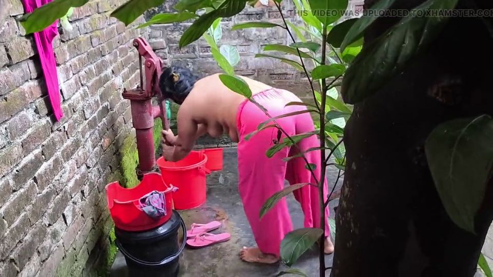 Aunty I see my aunty going to take a bath after I hugged and Fucking ass