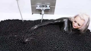 Latexandrubberqueens03086 femdom -0