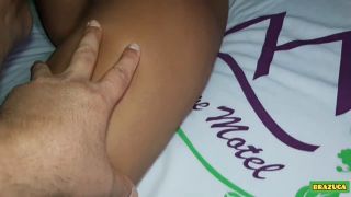 Brazuca Baixinha ninfeta do cú gostoso e da buceta deliciosa de chupar   ela é um tesão de quatro-1
