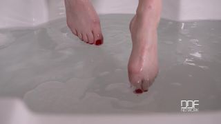 7477 Samantha Bentley Bathtub Moments - Sexy Legs And Feet To...-9