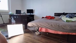 HairyMaid - Une femme sexy s'amuse à essayer des vêtements et à les couper. Une brune danse nue dans la maison.-9
