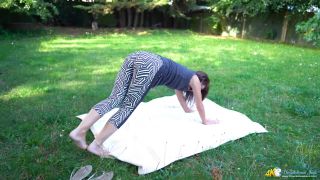 DownBlouse Jerk - Yoga Stepsister JOI-0